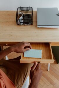 Consejos prácticos para organizar mejor tu espacio de trabajo en casa